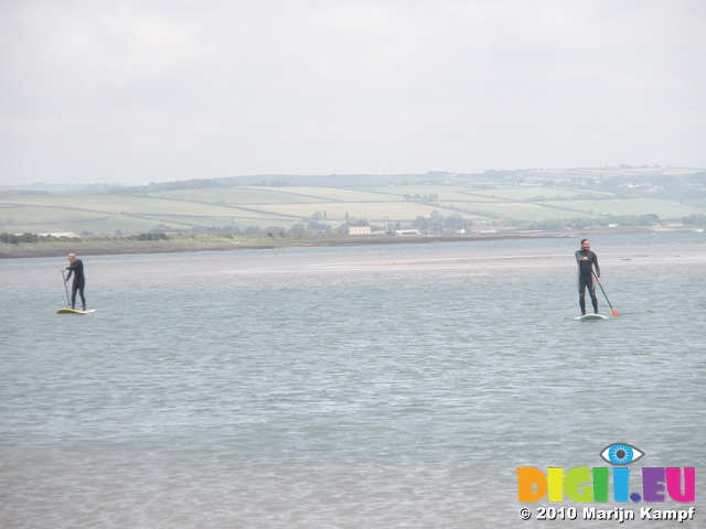 JT00939 Marijn and Brad stand up paddling (sup) on River Taw estuary